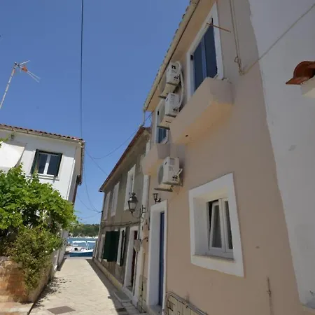 Flora Maisonette 1 *